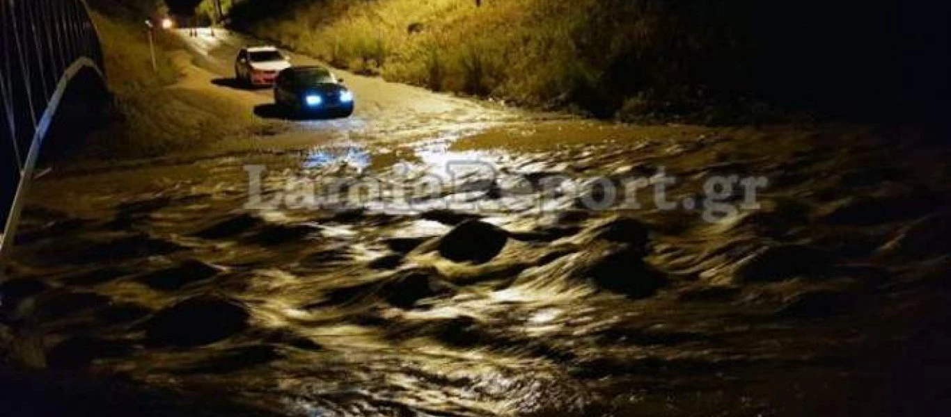 Λαμία: Θαρραλέος οδηγός προσπάθησε να διαβεί το φουσκωμένο ποταμό Ξηριά αλλά... κόλλησε! (φωτό)